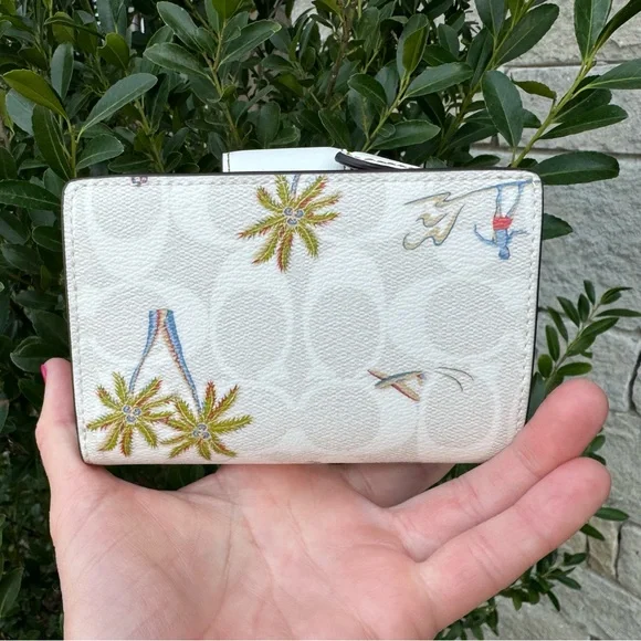 🌴 Brand 🆕 Coach MEDIUM CORNER ZIP WALLET IN SIGNATURE CANVAS WITH HULA PRINT🌴 - Picture 2 of 13